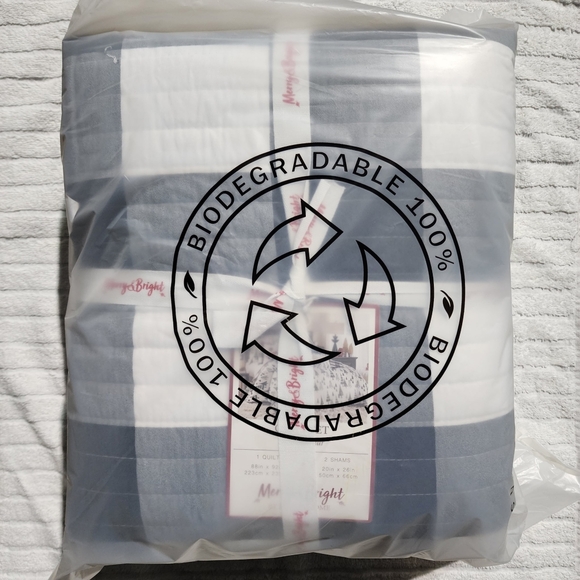 New!Levtex, Merry & Bright Quilt Set - Reversible, Queen - Picture 6 of 7